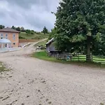 Kuca Na Selu Srednje